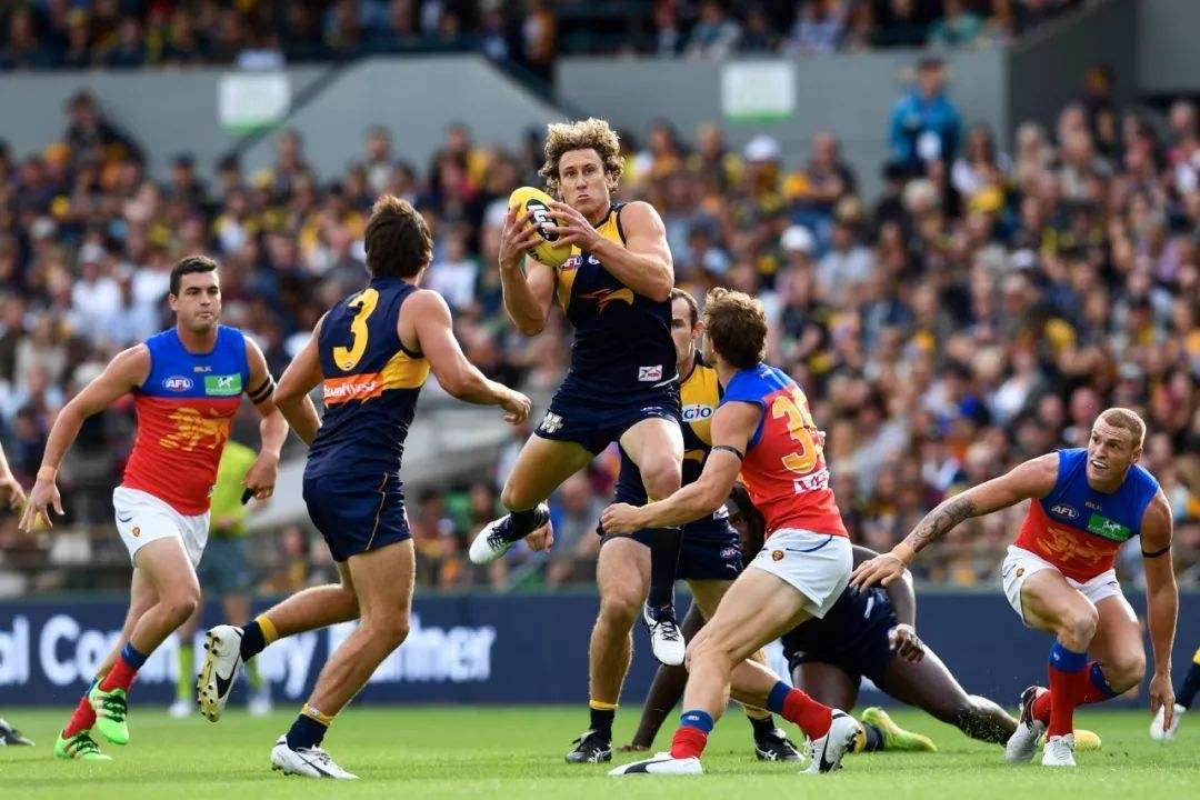 爱游戏体育-今晨体能课后，尤文图斯状态回暖备战足总杯，态度坚定，年轻球员得到机会的简单介绍